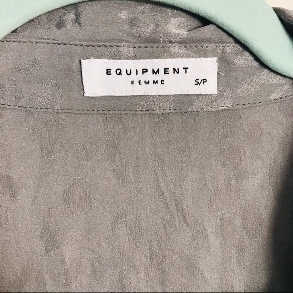 Equipment Femme Gray Animal Print Sleeveless Button Down Top- Size Small Petite - Picture 3 of 4
